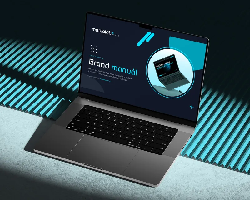 Notebook s titulní stranou brand manuálu Media Lab Studio